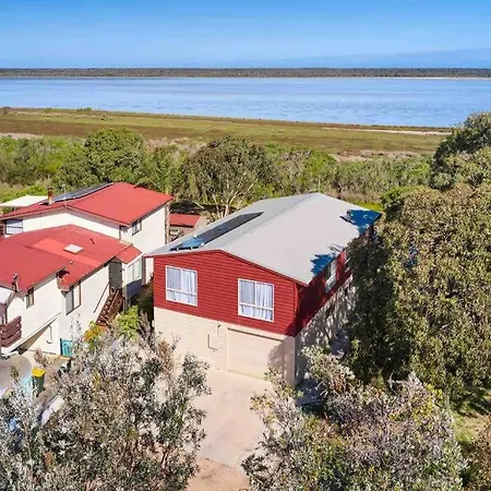 Picturesque Lakeside Getaway: Views, Beach, Park Loch Sport Exterior photo