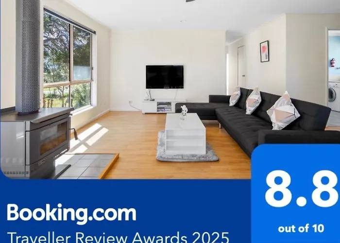 Picturesque Lakeside Getaway: Views, Beach, Park