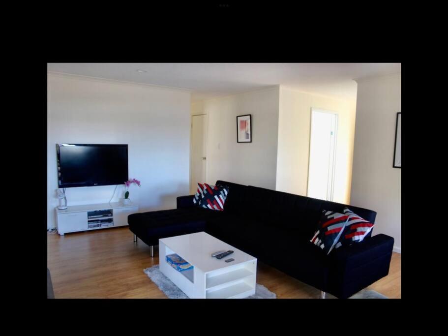 Picturesque Lakeside Getaway: Views, Beach, Park Holiday home Loch Sport