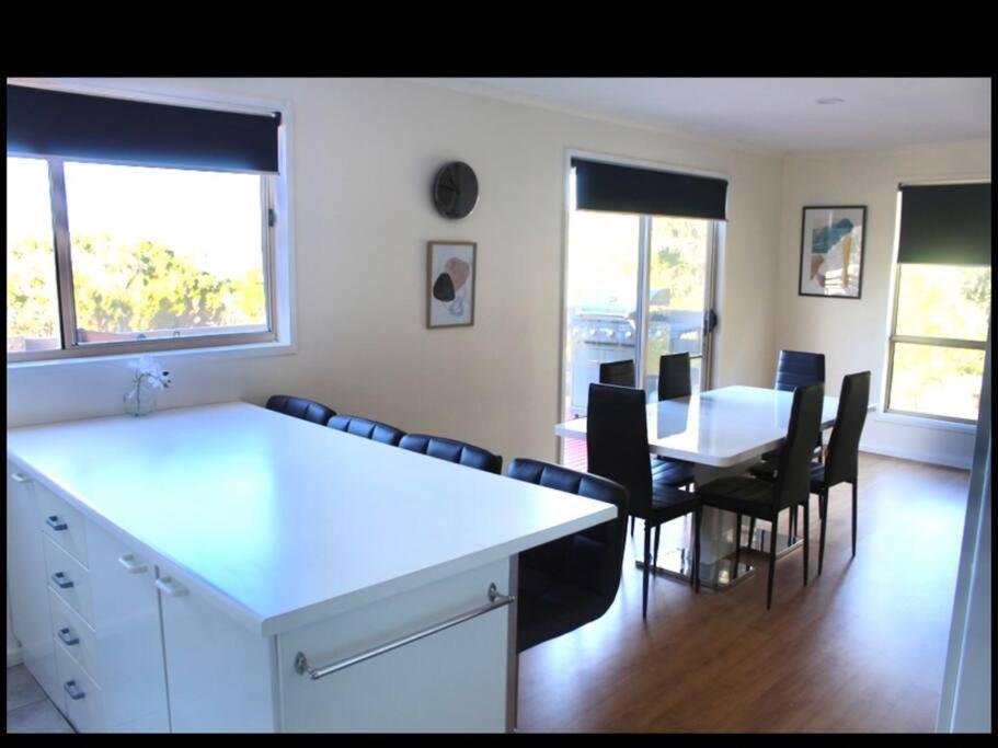 Holiday home Picturesque Lakeside Getaway: Views, Beach, Park