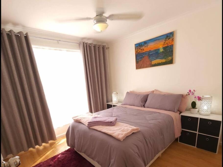 Picturesque Lakeside Getaway: Views, Beach, Park Holiday home