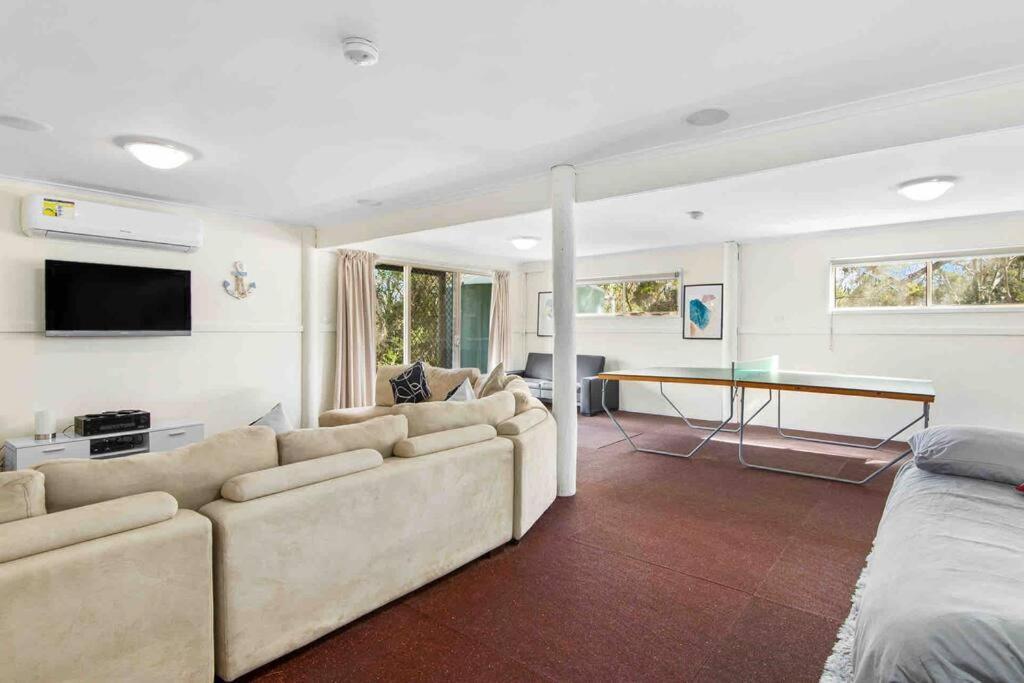 Picturesque Lakeside Getaway: Views, Beach, Park