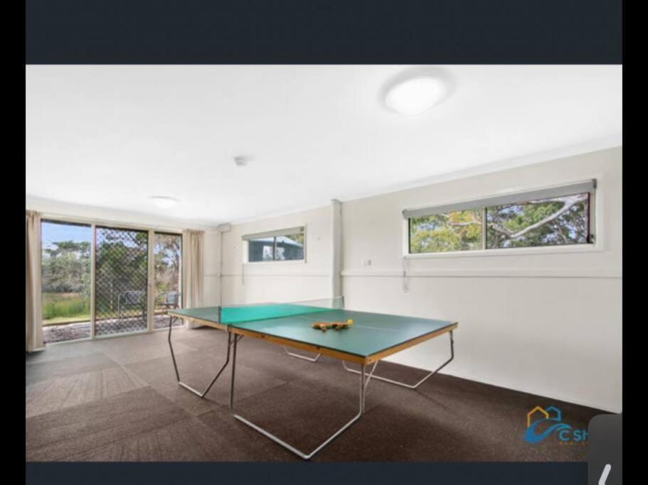 Picturesque Lakeside Getaway: Views, Beach, Park *