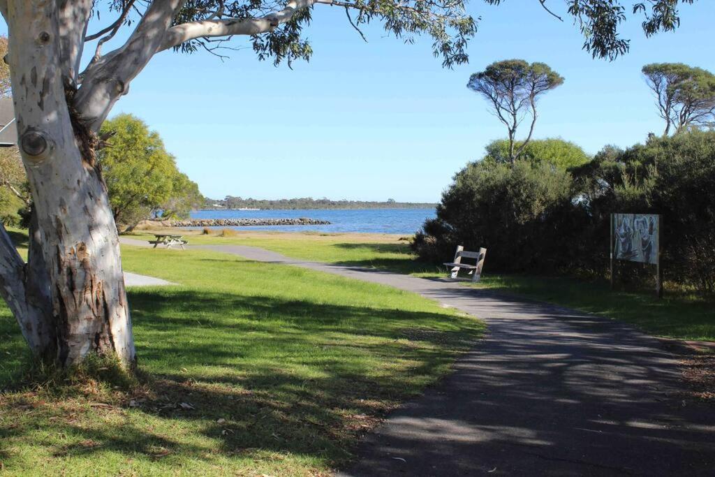Holiday home Picturesque Lakeside Getaway: Views, Beach, Park Loch Sport