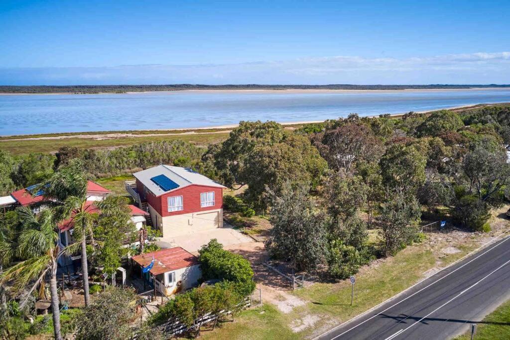 Picturesque Lakeside Getaway: Views, Beach, Park Loch Sport