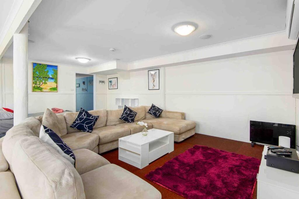 Picturesque Lakeside Getaway: Views, Beach, Park