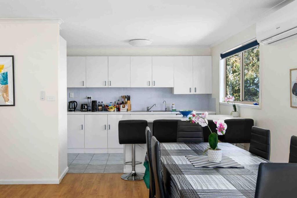 Picturesque Lakeside Getaway: Views, Beach, Park Holiday home Loch Sport