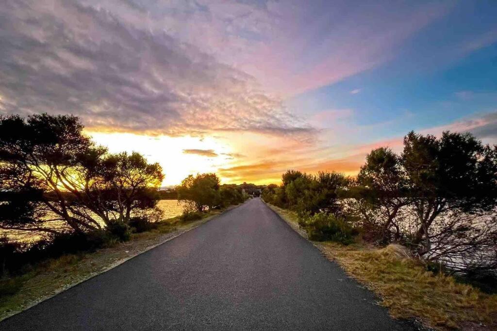 Picturesque Lakeside Getaway: Views, Beach, Park Loch Sport