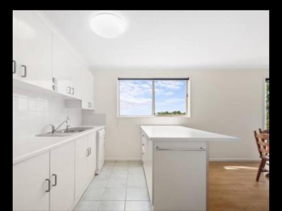 Picturesque Lakeside Getaway: Views, Beach, Park * Loch Sport