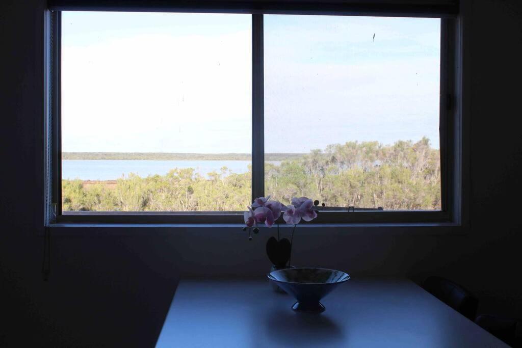 Holiday home Picturesque Lakeside Getaway: Views, Beach, Park