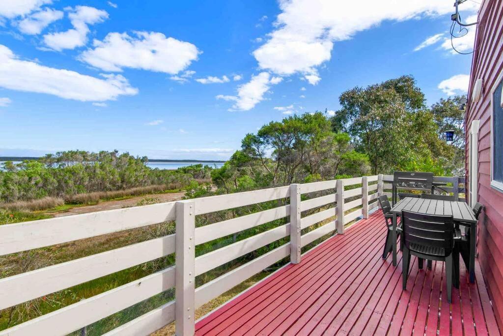 Picturesque Lakeside Getaway: Views, Beach, Park Holiday home Loch Sport