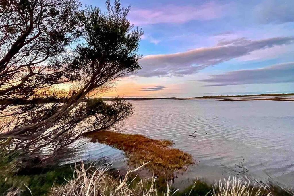 Picturesque Lakeside Getaway: Views, Beach, Park Loch Sport