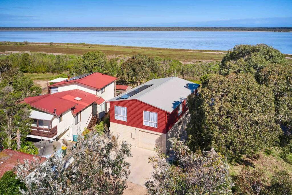 Holiday home Picturesque Lakeside Getaway: Views, Beach, Park Loch Sport