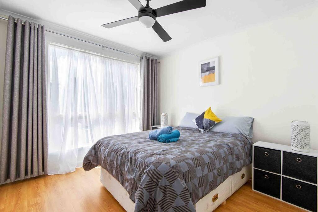 Picturesque Lakeside Getaway: Views, Beach, Park Holiday home