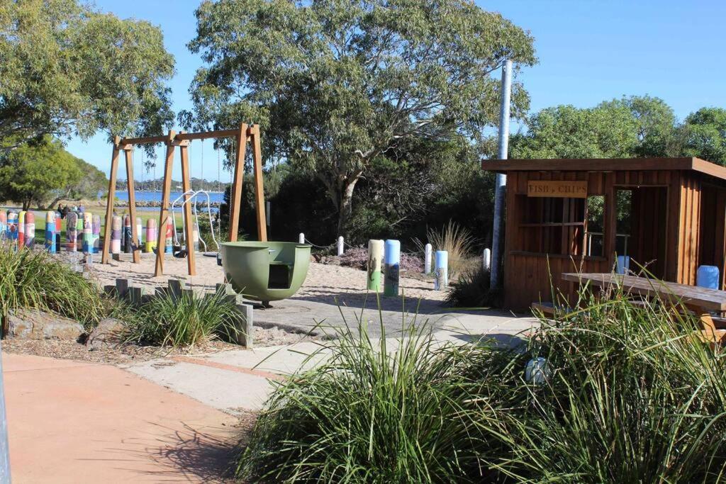 Picturesque Lakeside Getaway: Views, Beach, Park *