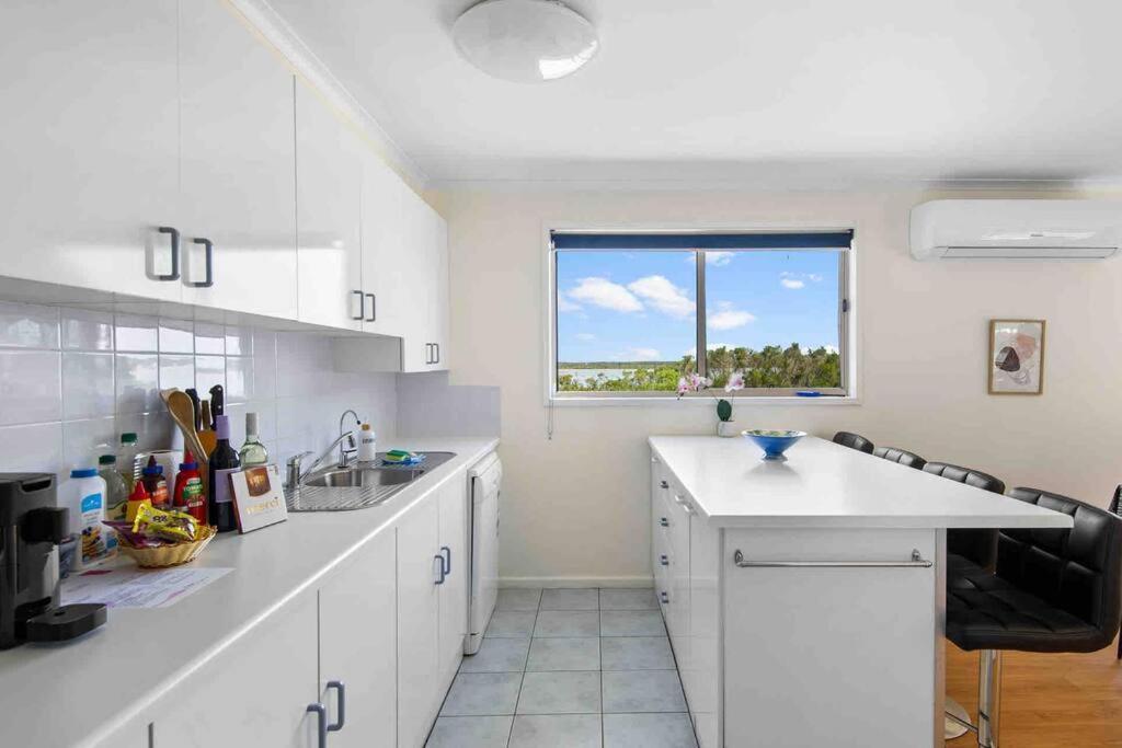 Picturesque Lakeside Getaway: Views, Beach, Park * Loch Sport