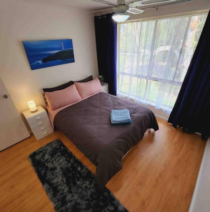 Picturesque Lakeside Getaway: Views, Beach, Park Holiday home