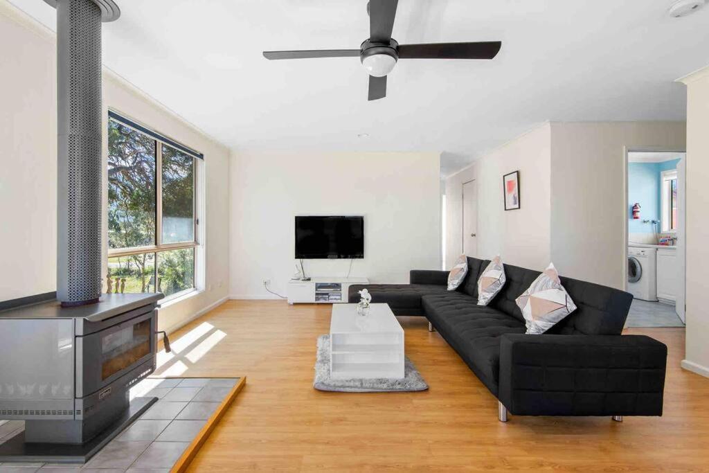 Picturesque Lakeside Getaway: Views, Beach, Park Holiday home *
