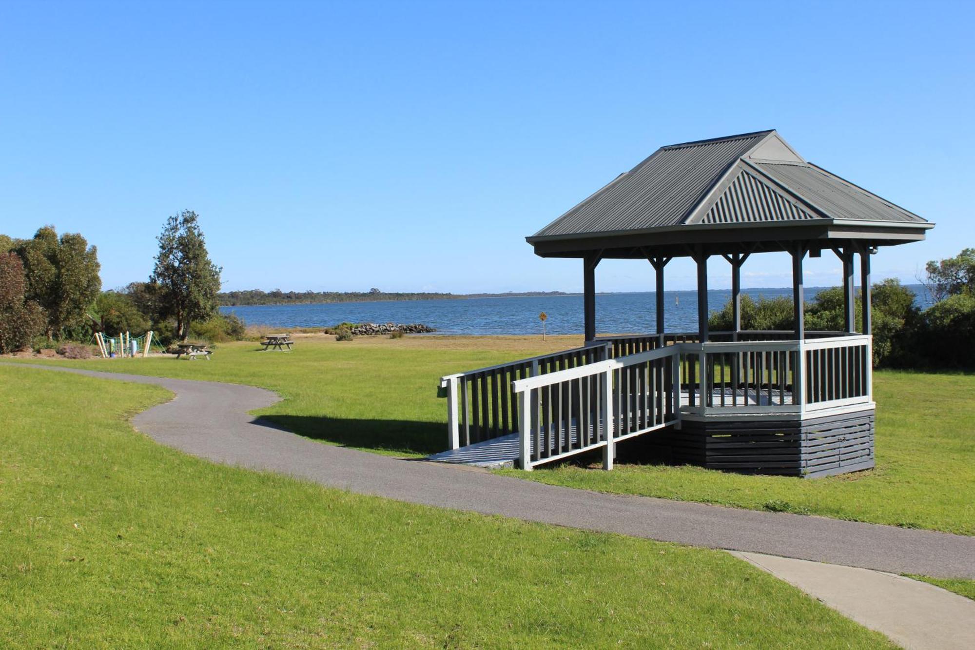 Picturesque Lakeside Getaway: Views, Beach, Park Holiday home Loch Sport