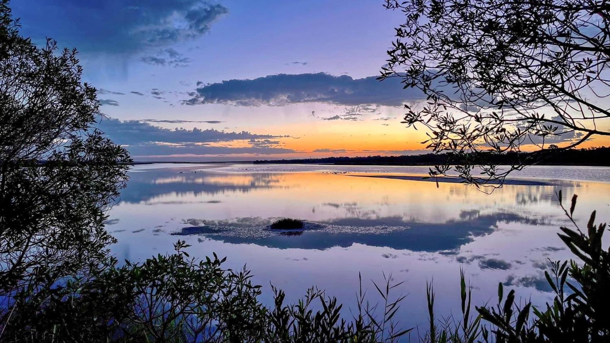 Picturesque Lakeside Getaway: Views, Beach, Park * Loch Sport