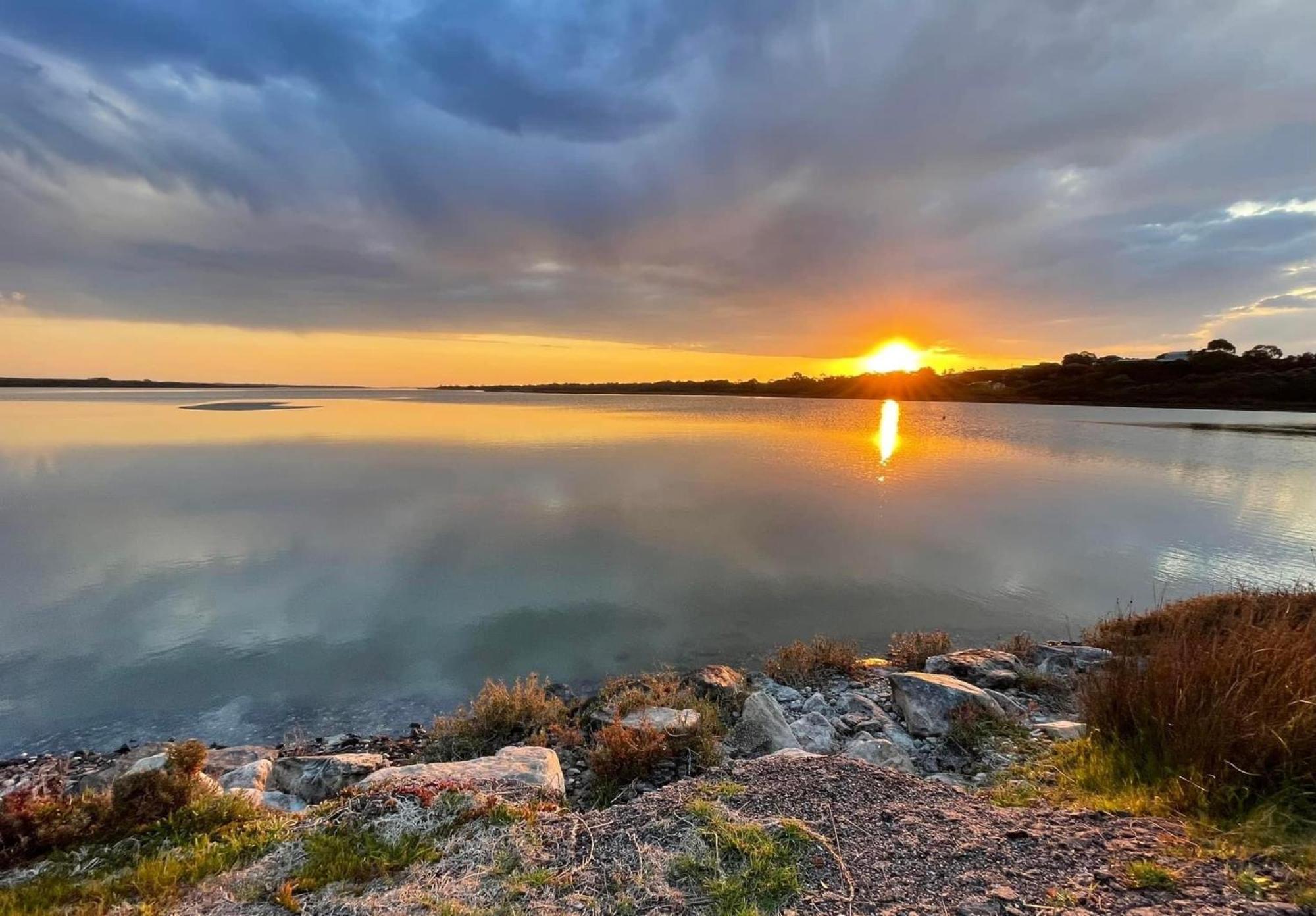 Picturesque Lakeside Getaway: Views, Beach, Park Holiday home *