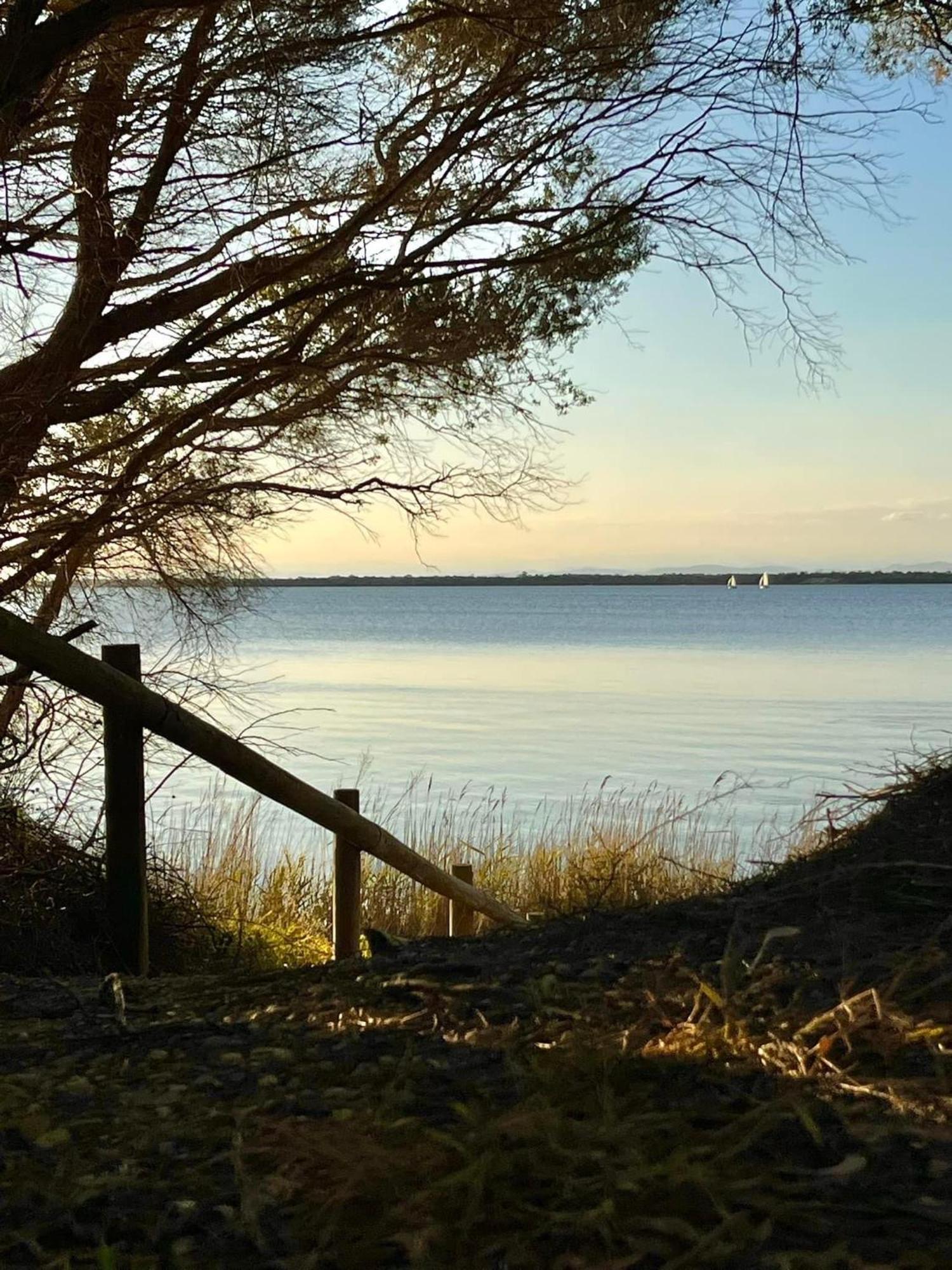 Picturesque Lakeside Getaway: Views, Beach, Park *