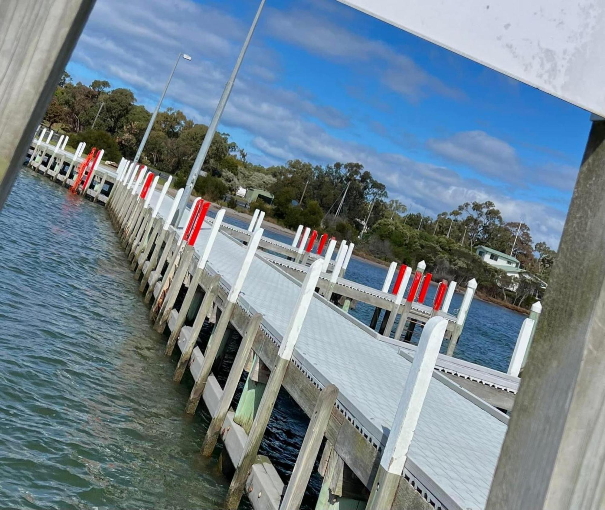Picturesque Lakeside Getaway: Views, Beach, Park Holiday home *