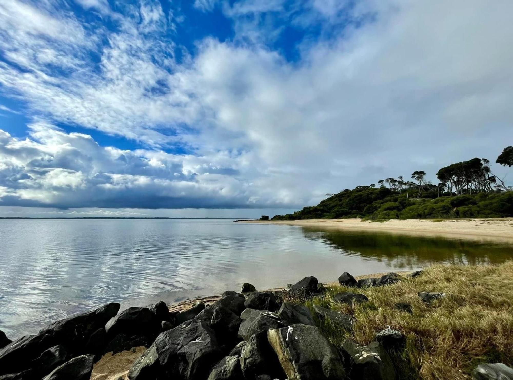 Holiday home Picturesque Lakeside Getaway: Views, Beach, Park *