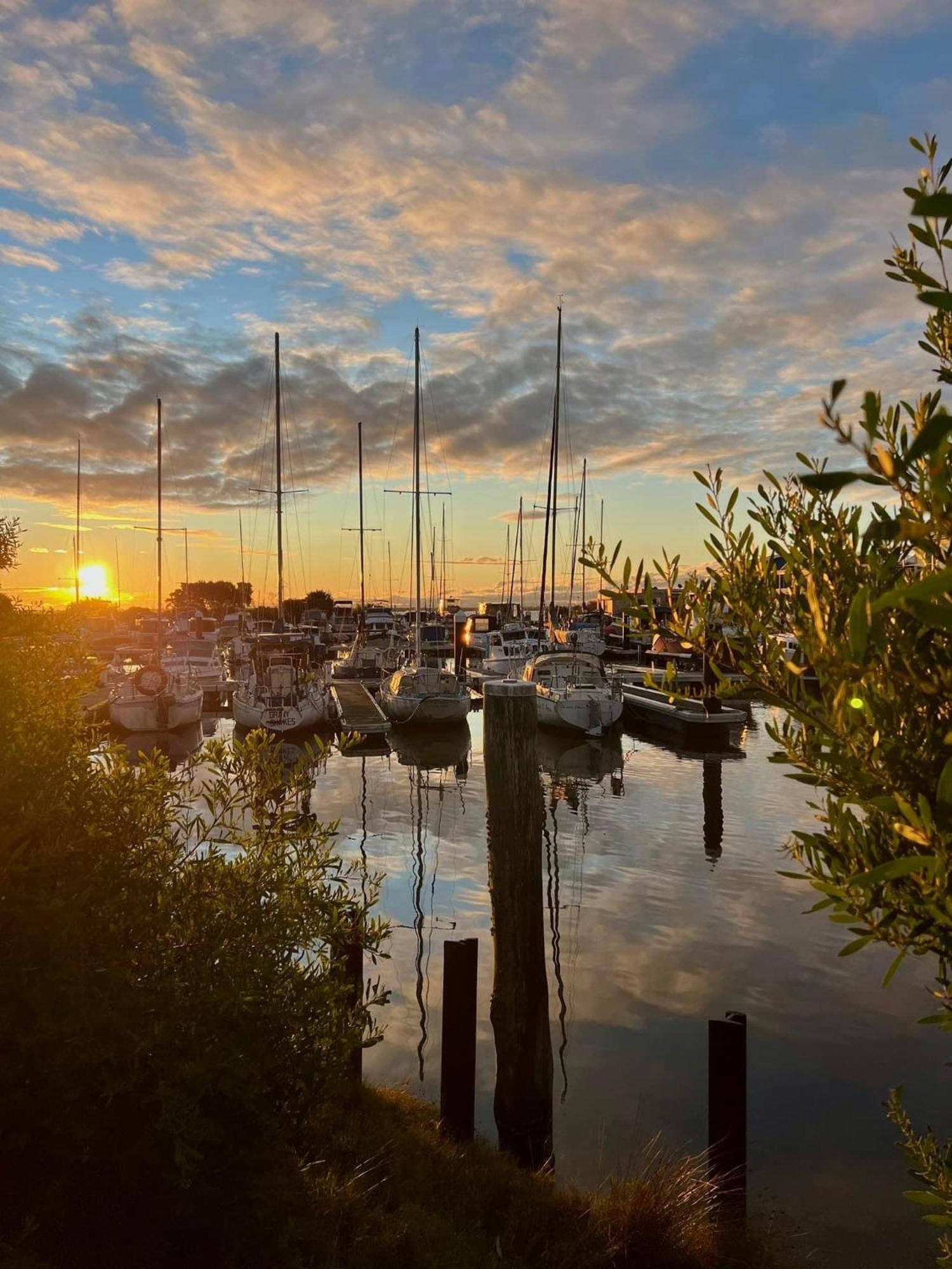 Picturesque Lakeside Getaway: Views, Beach, Park Loch Sport