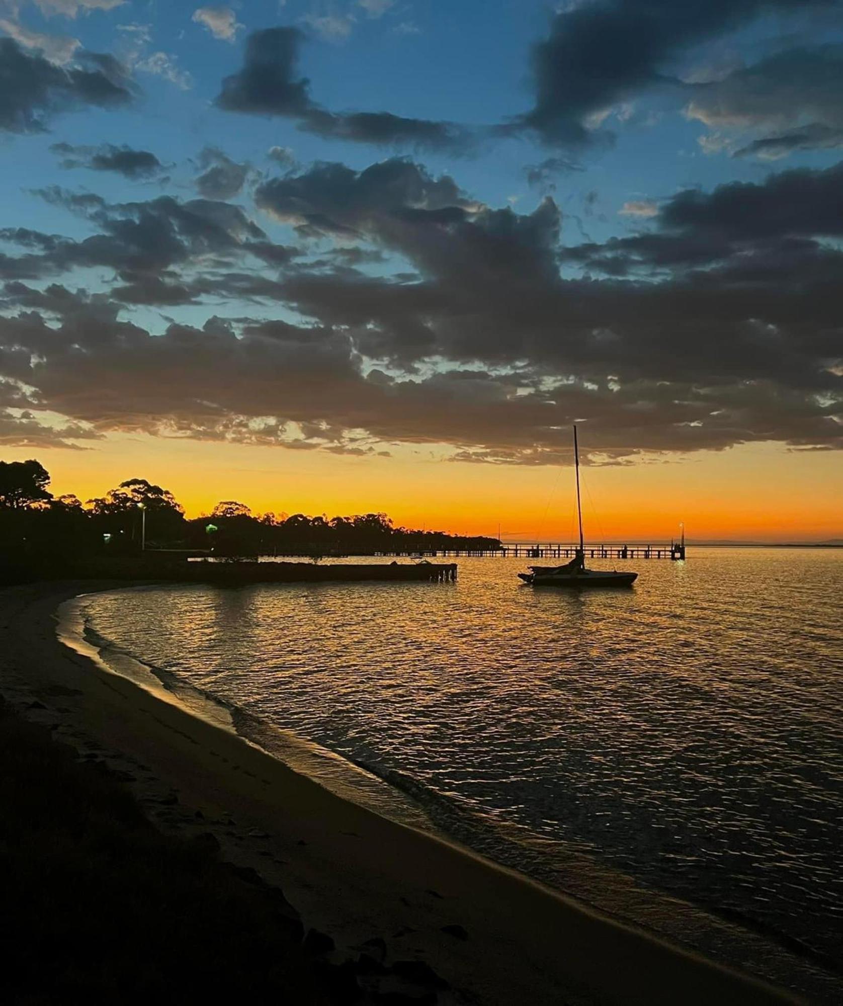 Holiday home Picturesque Lakeside Getaway: Views, Beach, Park