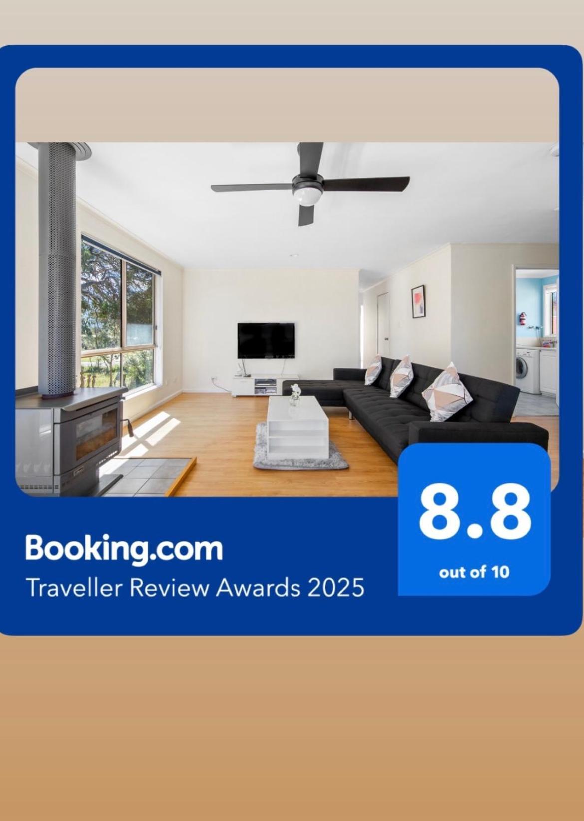 Picturesque Lakeside Getaway: Views, Beach, Park