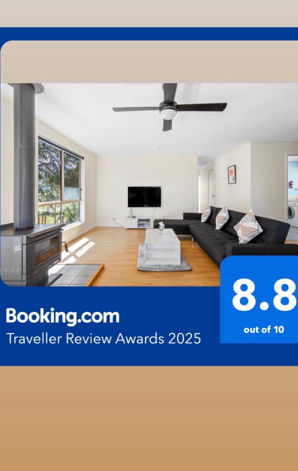 Holiday home Picturesque Lakeside Getaway: Views, Beach, Park
