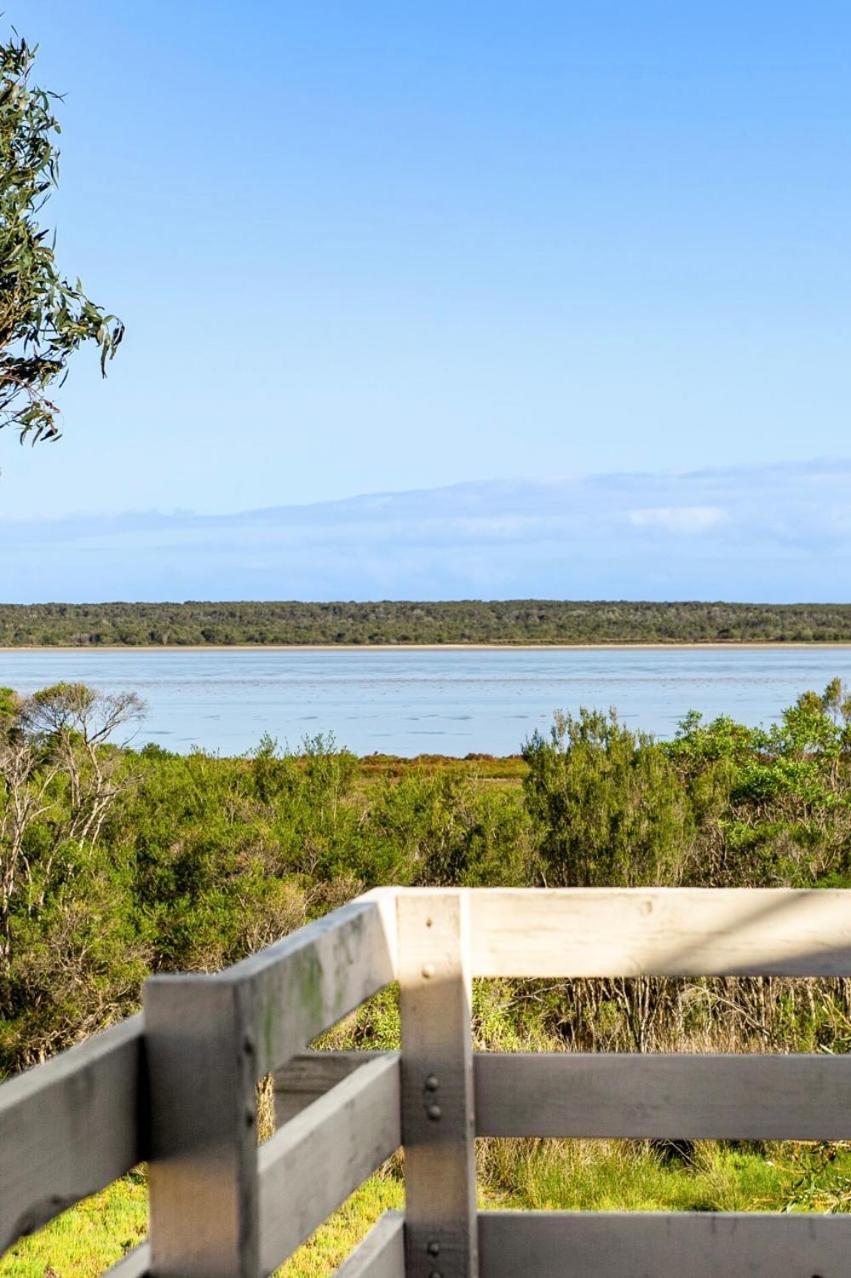 Picturesque Lakeside Getaway: Views, Beach, Park *