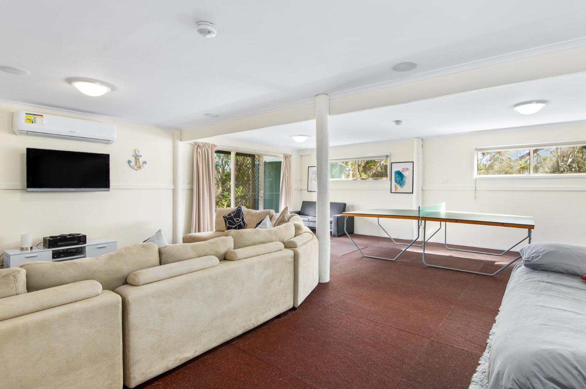 Picturesque Lakeside Getaway: Views, Beach, Park