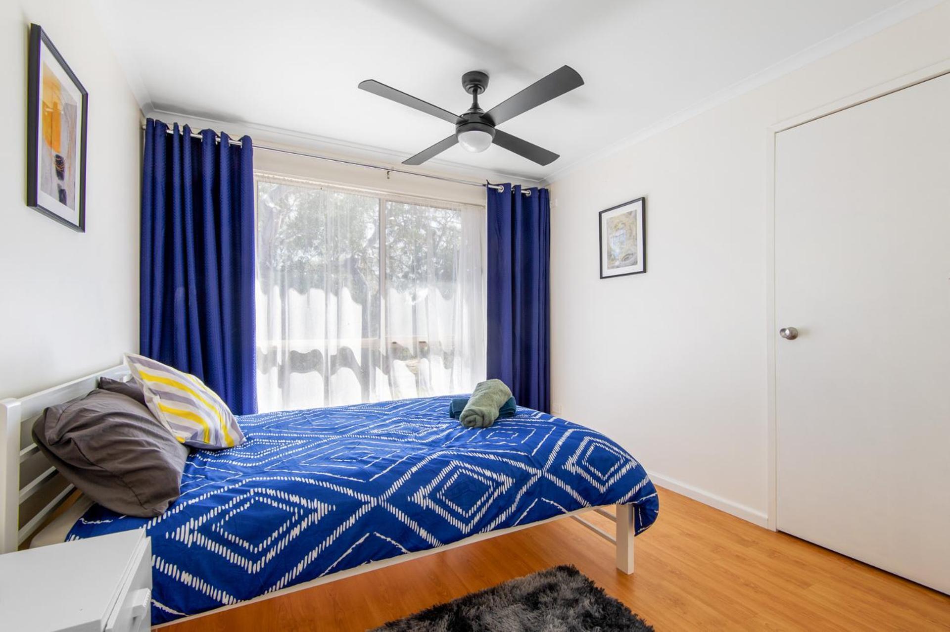 Picturesque Lakeside Getaway: Views, Beach, Park *